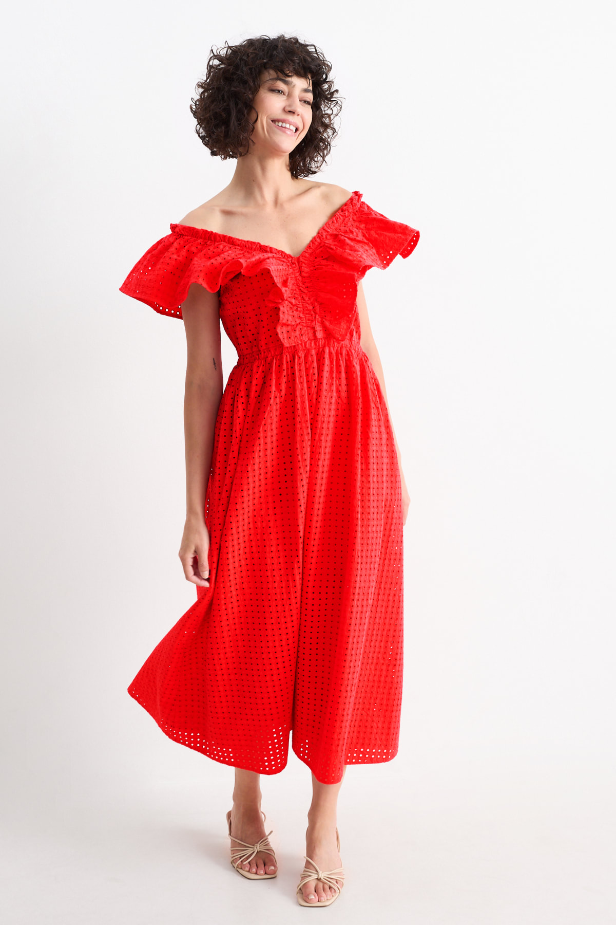 Les robes longues defilent pour une allure aerienne sur C A