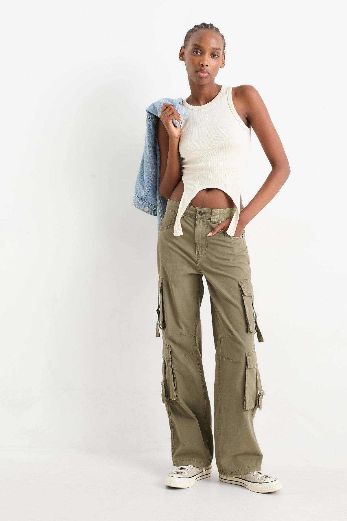 Pantalons kaki dans plusieurs styleset tailles E Shop C A