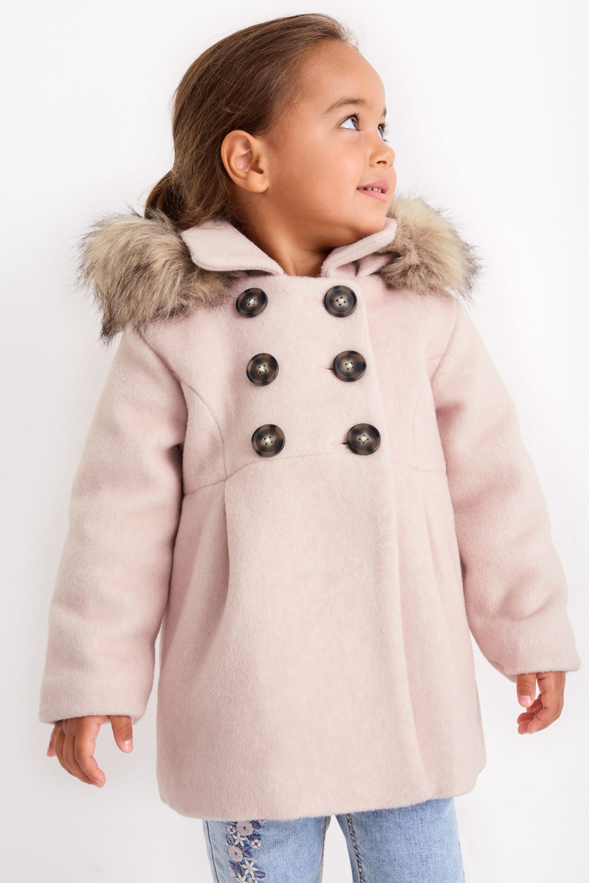 Une tenue irresistible avec un manteau pour fille de C A