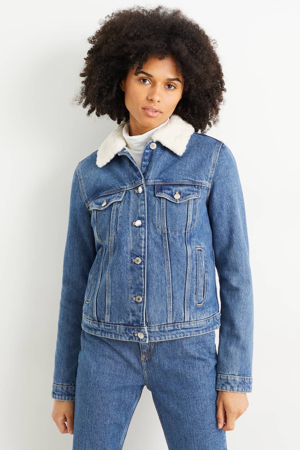 Jeansjacke mit Fellkragen von C&A