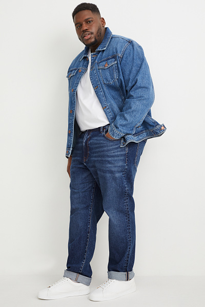 Aconsegueix el look:  Tendència - Straight jeans - LYCRA®