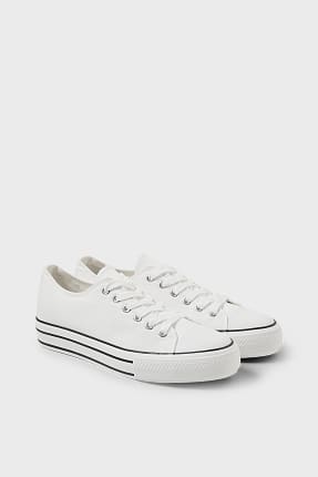 Versace Chain reaction dames sneakers zwart/wit vind je in Sneakerstad