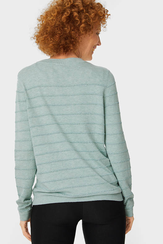 Trend - Sweter z delikatnej włóczki - w paski - efekt połysku - miętowa zieleń