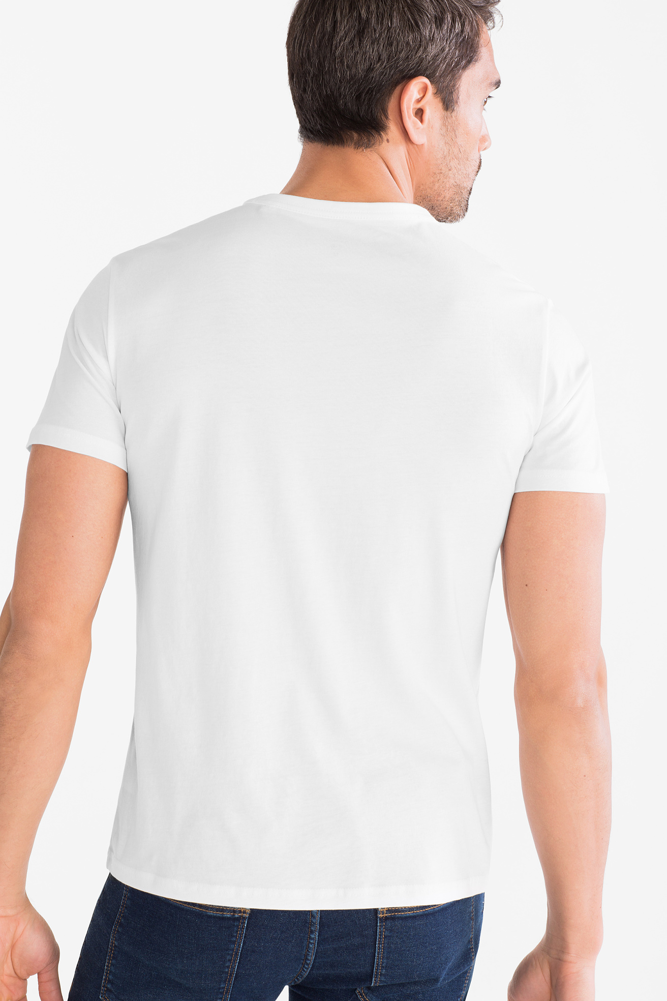 camiseta blanca hombre espalda