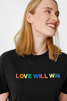 CLOCKHOUSE - T-shirt - efekt połysku - PRIDE