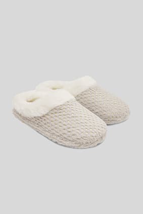 Trend - Fleece sloffen - met stippen - glanseffect