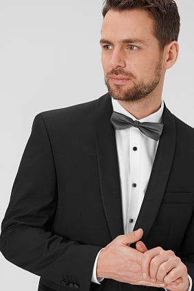 élégance Citadine Assurée En Costume Pour Homme De Ca