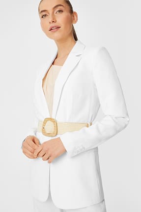 Żakiet z poduszkami na ramionach i paskiem