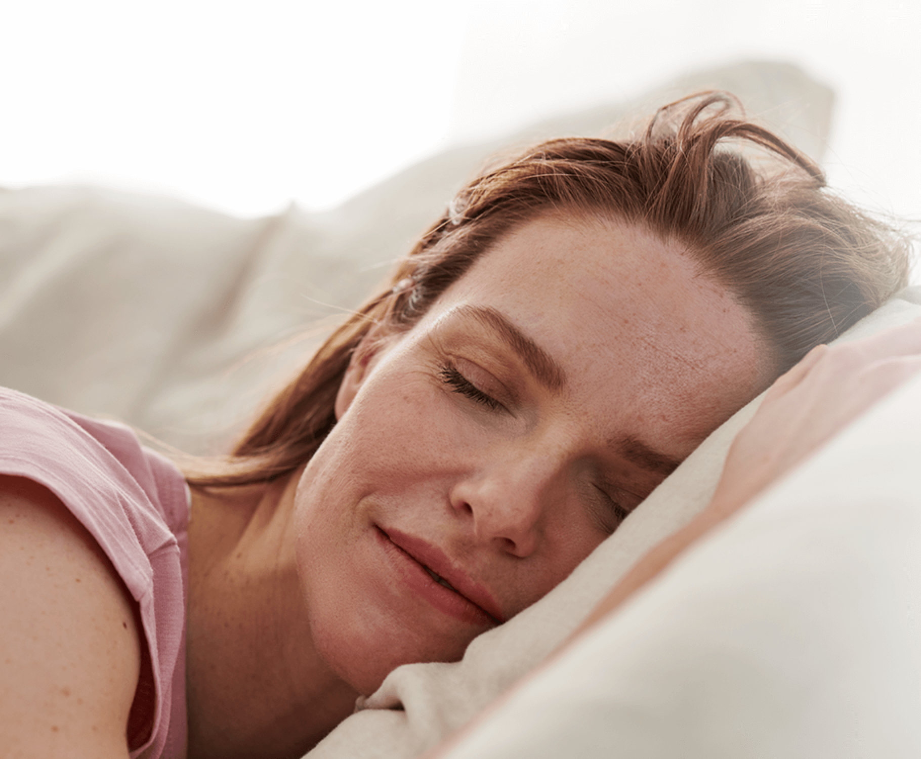 Une nouvelle maman apprécie une sieste bien méritée dans ses vêtements d’allaitement confortables.