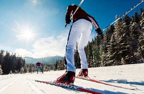 Nahaufnahme Langläufer in Ruhpolding von unten Nahaufnahme Langläufer in Ruhpolding von unten