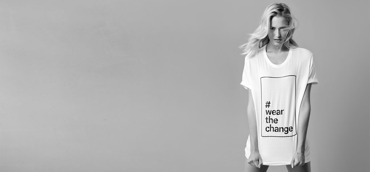 Frau mit T-Shirt Frau mit T-Shirt: wear the change