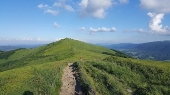 Budynek GOPR-u przy Schronie BdPN na Połoninie Wetlińskiej o zachodzie słońca © Patrycja Lewków Budynek GOPR-u przy Schronie BdPN na Połoninie Wetlińskiej o zachodzie słońca