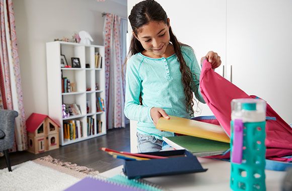 Leichte Schulranzen – Mädchen packt ihre Schultasche Leichte Schulranzen – Mädchen packt ihre Schultasche