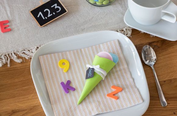 Einschulung Deko – Namenskärtchen als kleine Schultüten Einschulung Deko – Namenskärtchen als kleine Schultüten