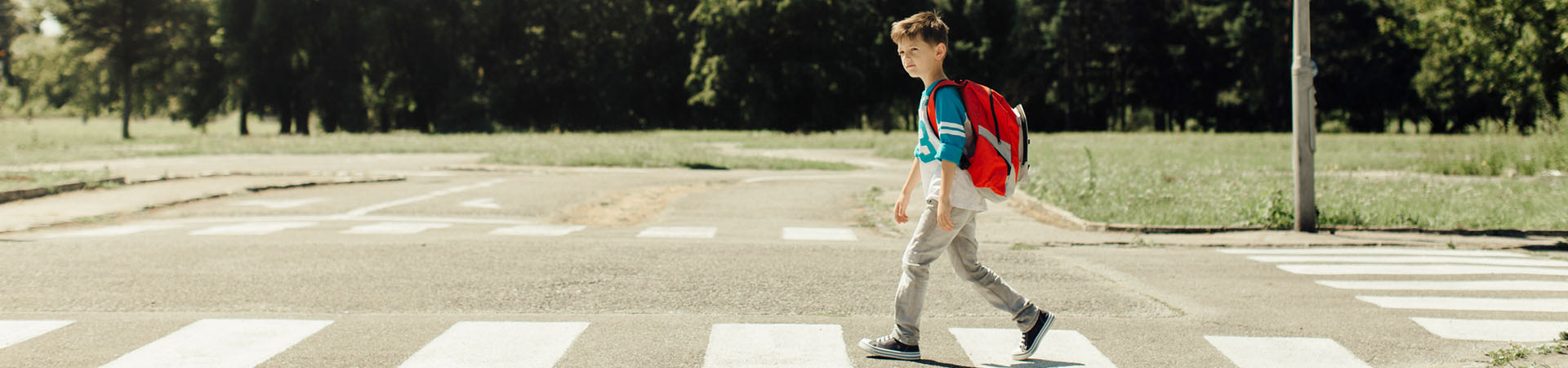 Bezpieczna droga do szkoły – dziecko na przejściu dla pieszych