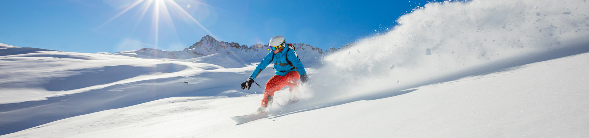 Località sciistiche Italia: uno sciatore su una pista da sci.
