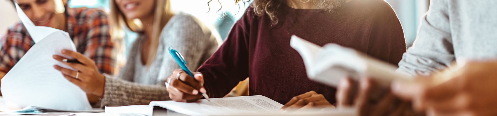 Choix des études : une étudiante prend des notes pendant un cours magistral.