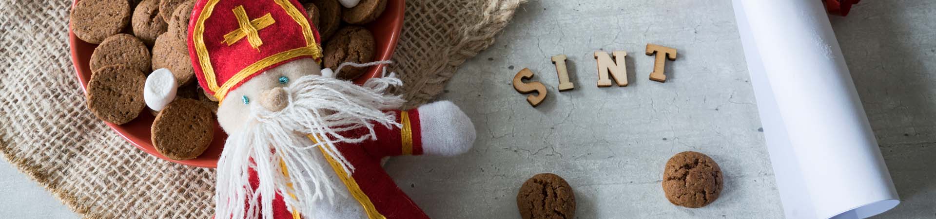 Sinterklaas - pepernoten in een kom met een brief aan de sint op tafel.