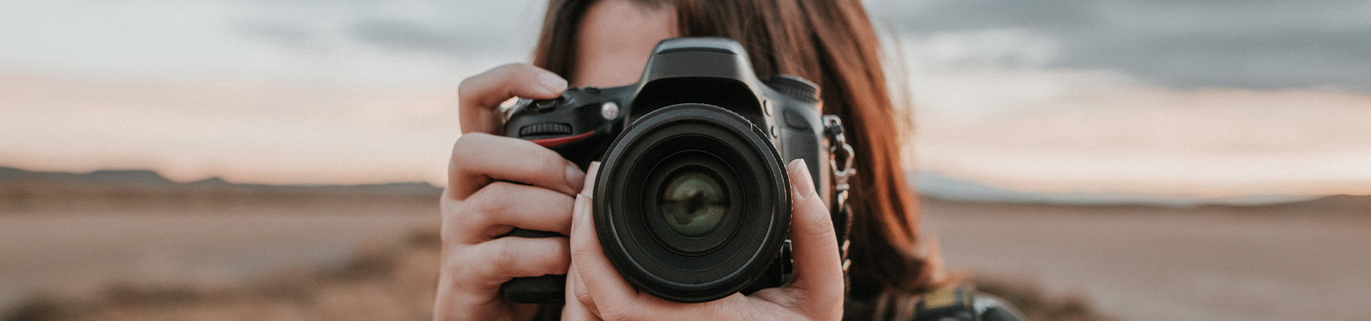 Fotografie voor beginners - vrouw die foto's maakt met haar camera.