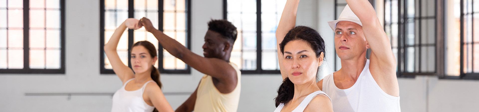 Tanzen ist gesund: Tanzgruppe trainiert eine Salsa-Choreografie.