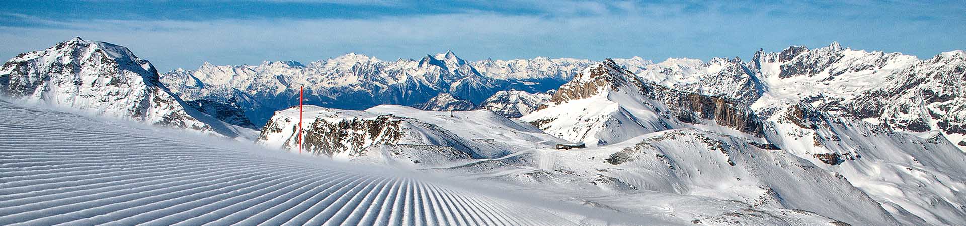 Vacanze sulla neve in Italia: panorama di una località sciistica.