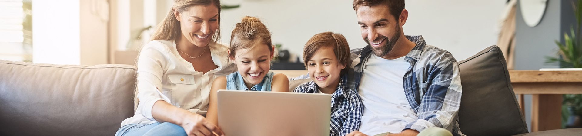 Bezpieczne korzystanie z Internetu – szczęśliwa rodzina podczas surfowania w sieci