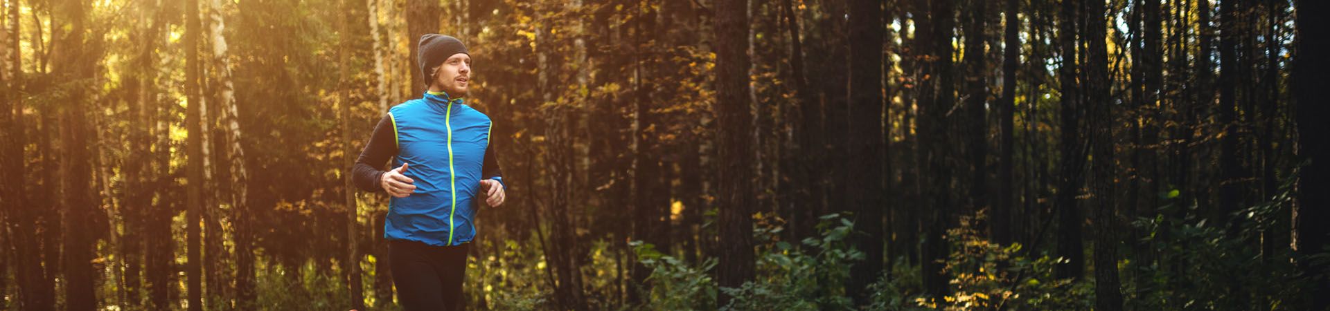 Hardlopen in de herfst: man jogt op een bospad.