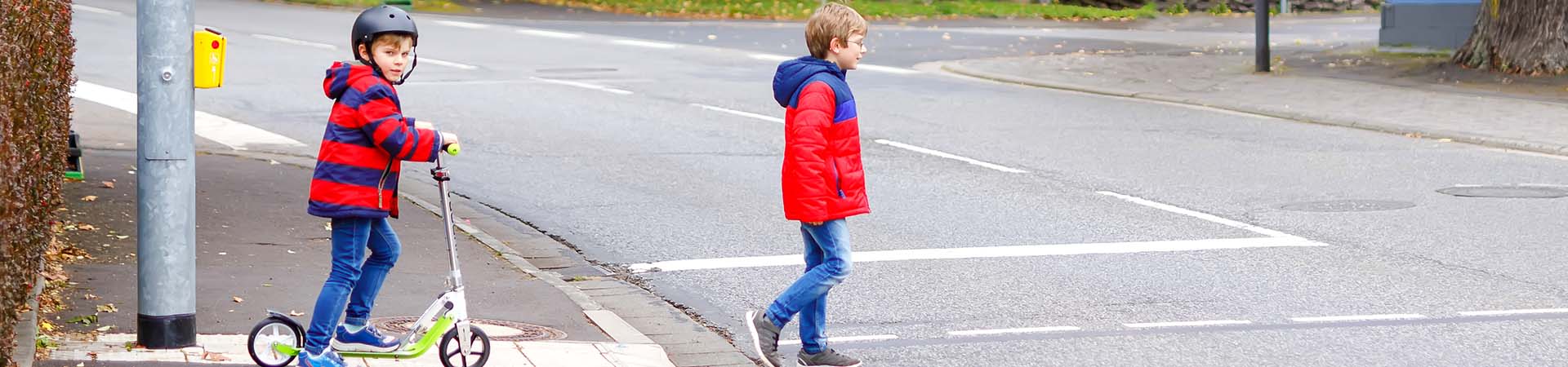 Dzieci jako uczestnicy ruchu drogowego – chłopcy przechodzą przez jezdnię 