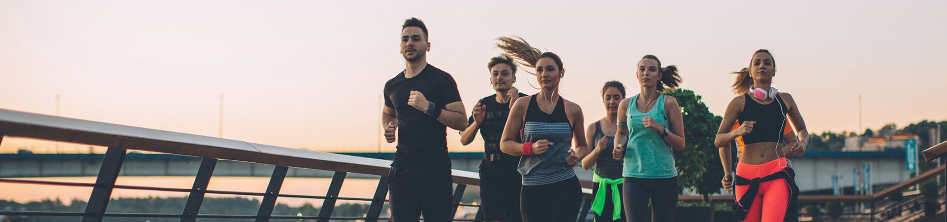 Running plan for beginners: a group of runners jogging together.