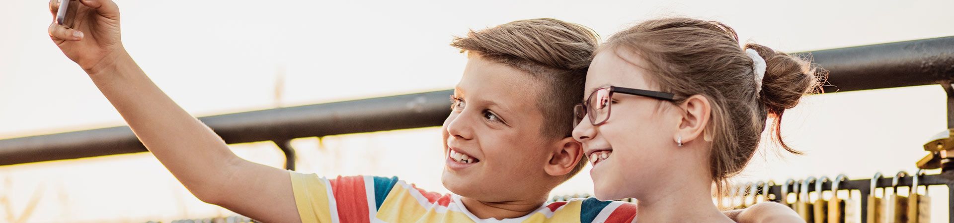 Umgang mit sozialen Medien – Kinder machen ein Selfie.
