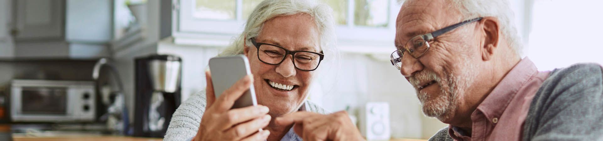 Smartphone voor senioren – Een ouder echtpaar tijdens een videogesprek op hun smartphone.