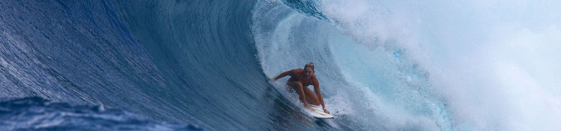 Surf – Una surfista cavalca un’onda dalla forma cilindrica (tube).
