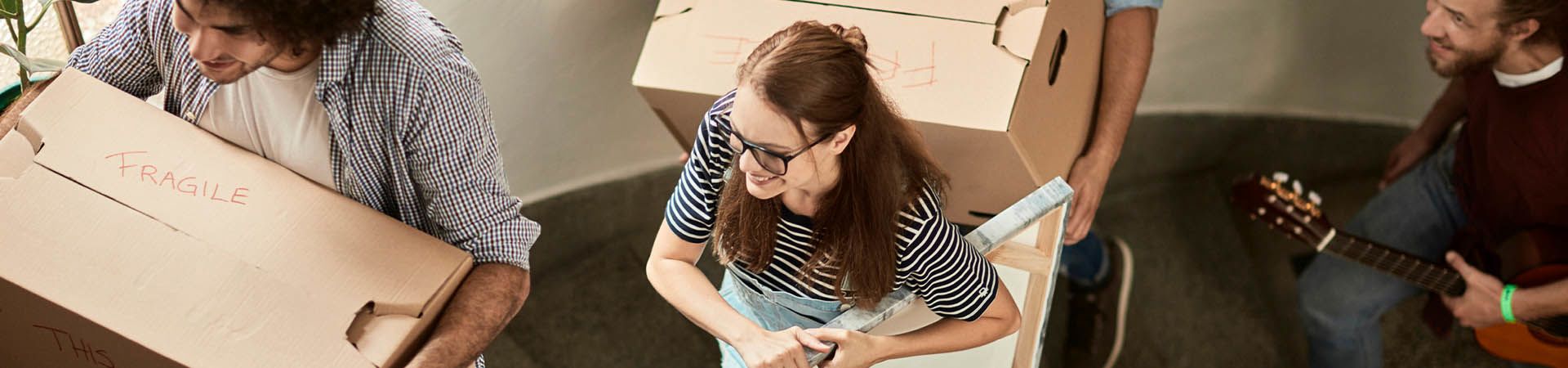 De planning van een verhuizing - het inpakken van dozen en het organiseren van helpers