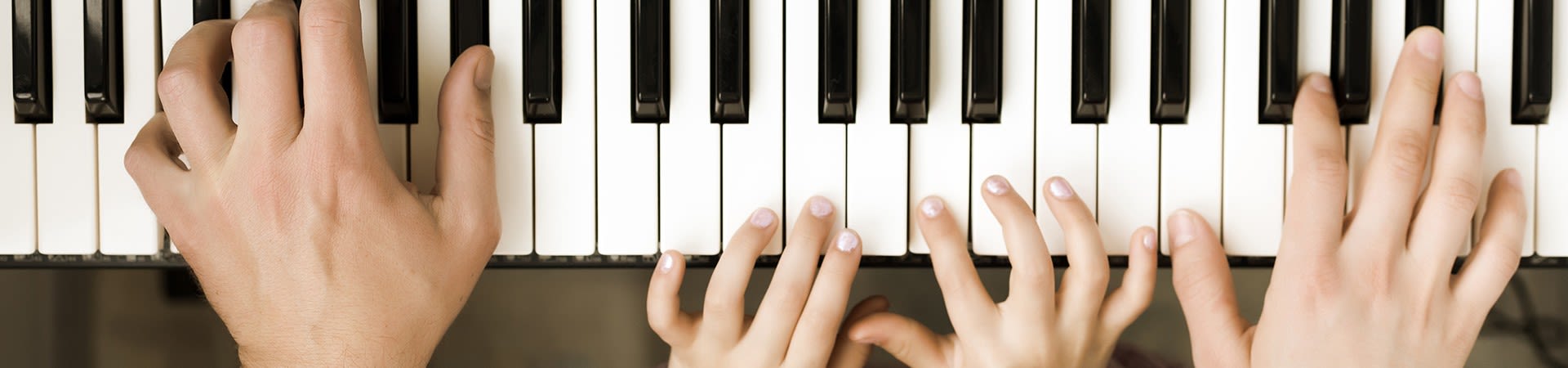 Musica per bambini – Genitori e figli insieme al piano.