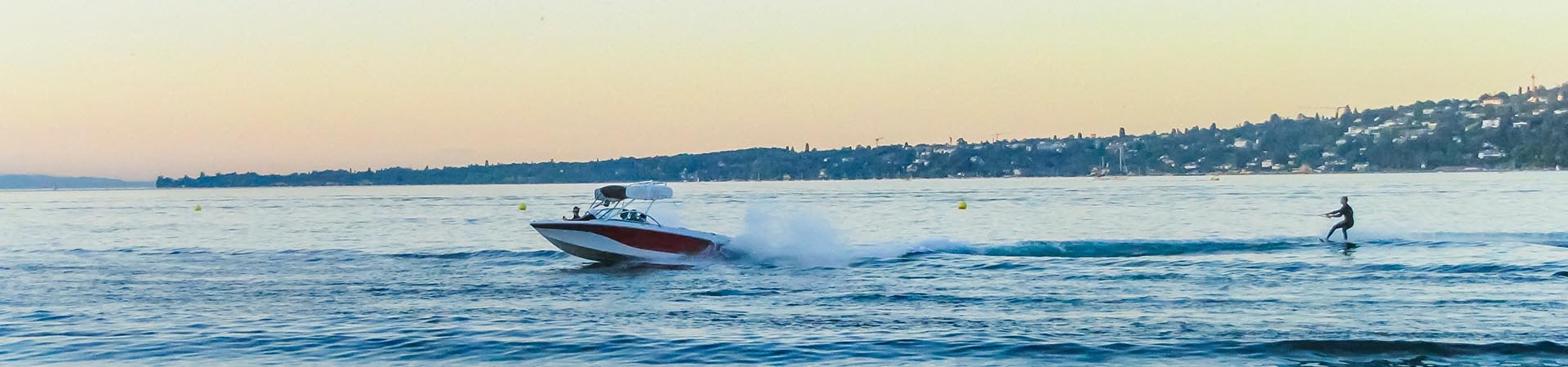 Sci nautico – Un’imbarcazione traina uno sciatore.