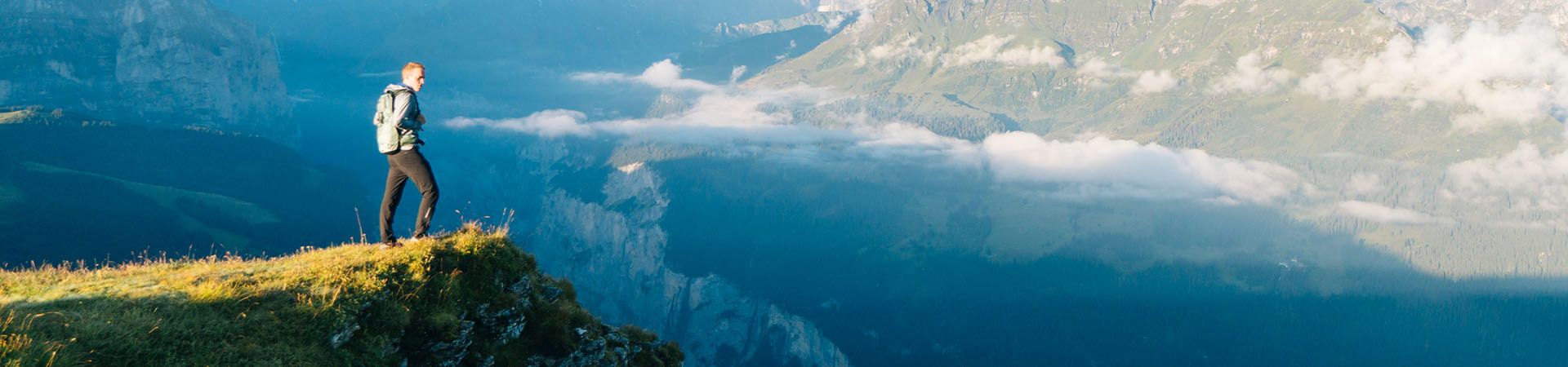 Fernwanderung – Fernwanderer genießt die Aussicht in den Bergen.