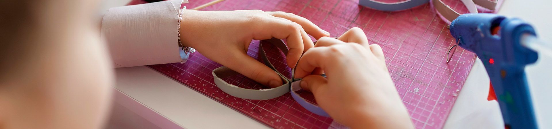 Bricolage per bambini: bambino incolla i petali per creare un fiore di carta.