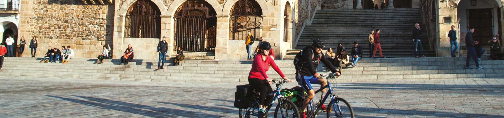 Dos ciclistas recorriendo la Vía de la Plata en su paso por Cáceres.
