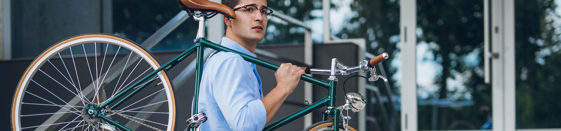 Met de fiets naar het werk: man die zijn fiets de trap op draagt.