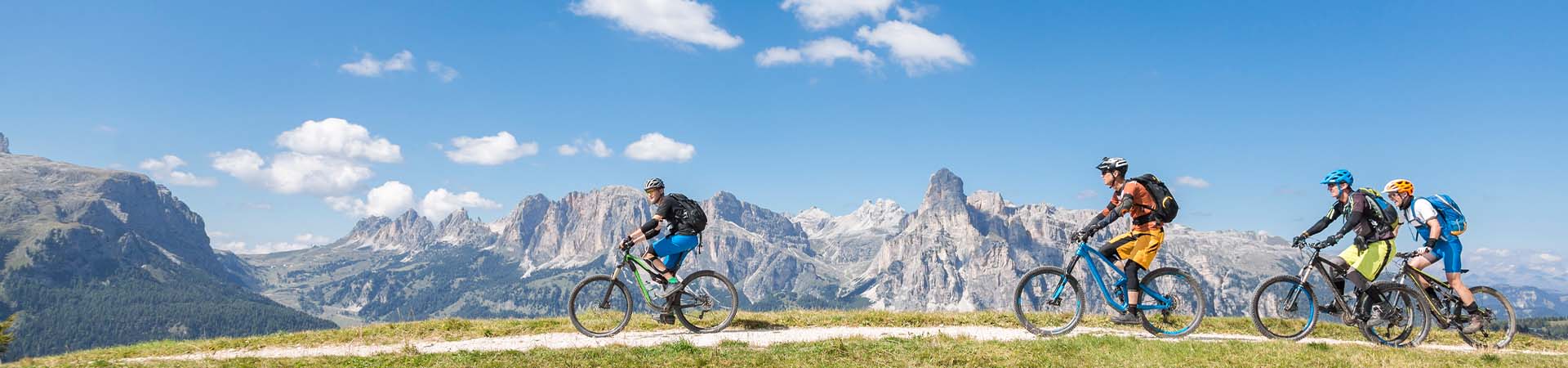 Veneto ciclabile – Ciclisti pedalano sulle Dolomiti.