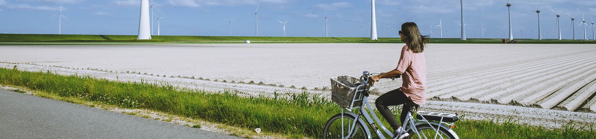 Fietsen door Flevoland – Vrouw fietst door de Noordoostpolder.