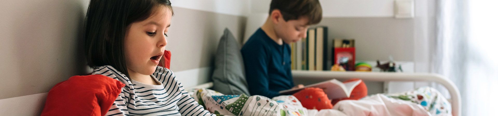 Leesmotivatie: broer en zus brengen samen leestijd door.