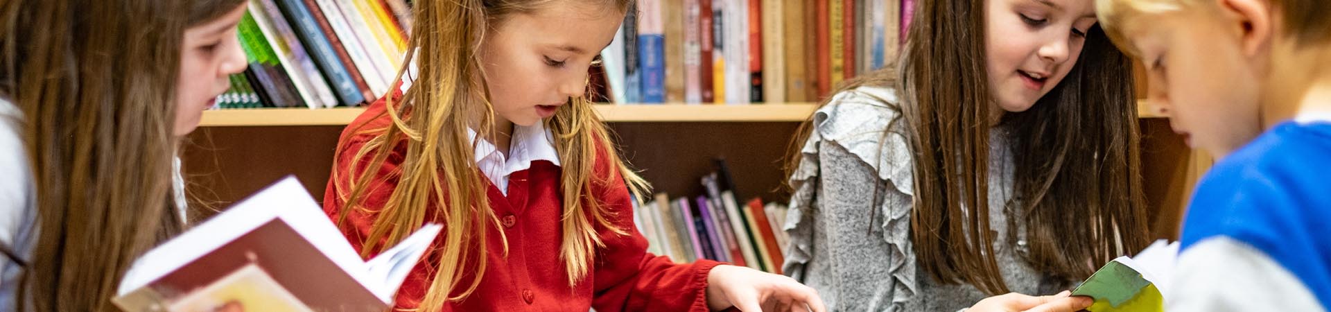 Kinder lesen Bücher in der Bibliothek.