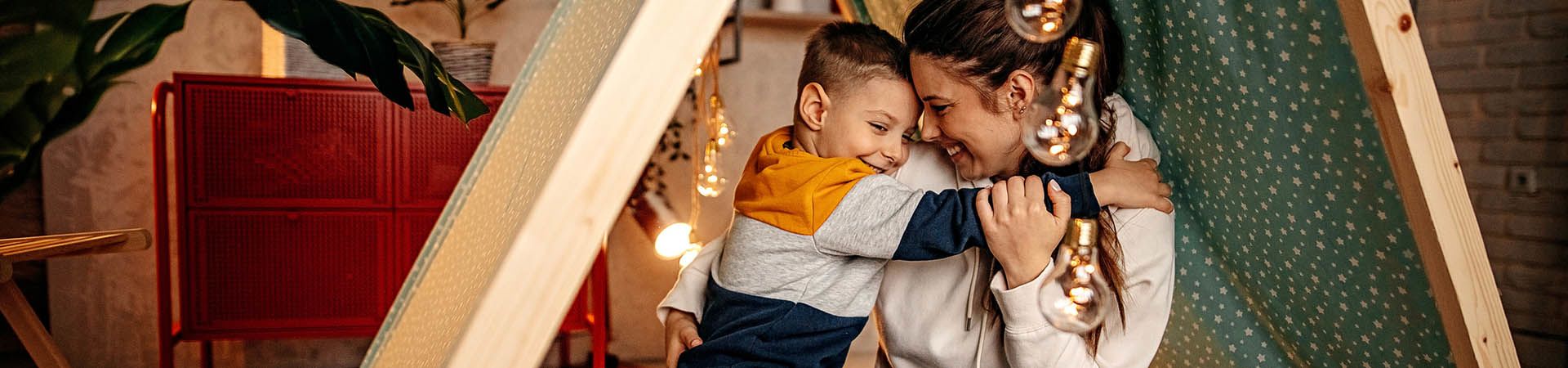 Beschäftigung Kleinkinder: Mutter und Sohn genießen den Nachmittag in einer selbstgebauten Höhle.