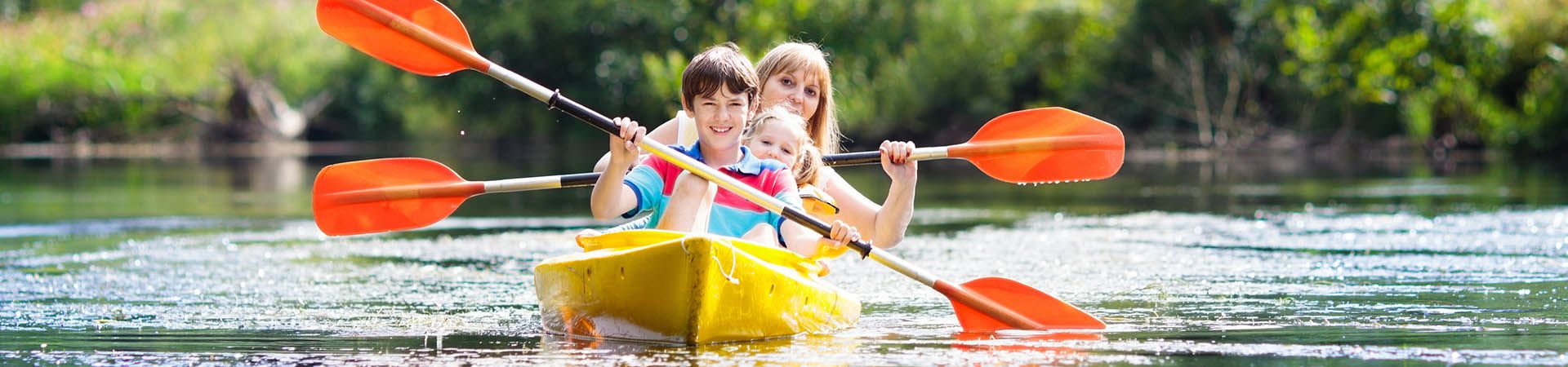 Uitstapjes met kinderen: familie neemt een kajaktocht.