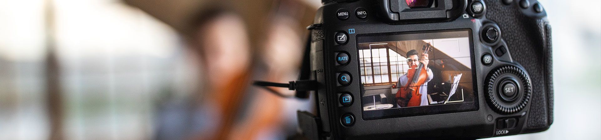Taking great photos – a photographer uses a grid in the display to align his camera.