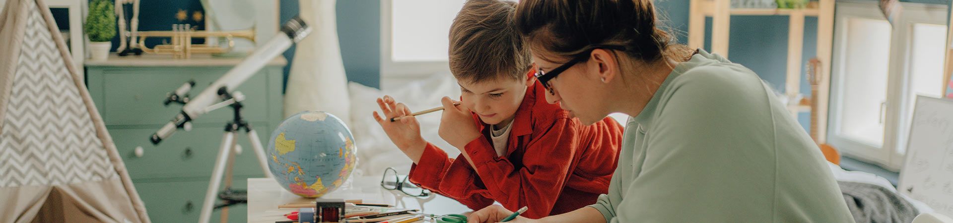 Come aiutare il proprio figlio a studiare: madre dà una mano al figlio per fare i compiti.