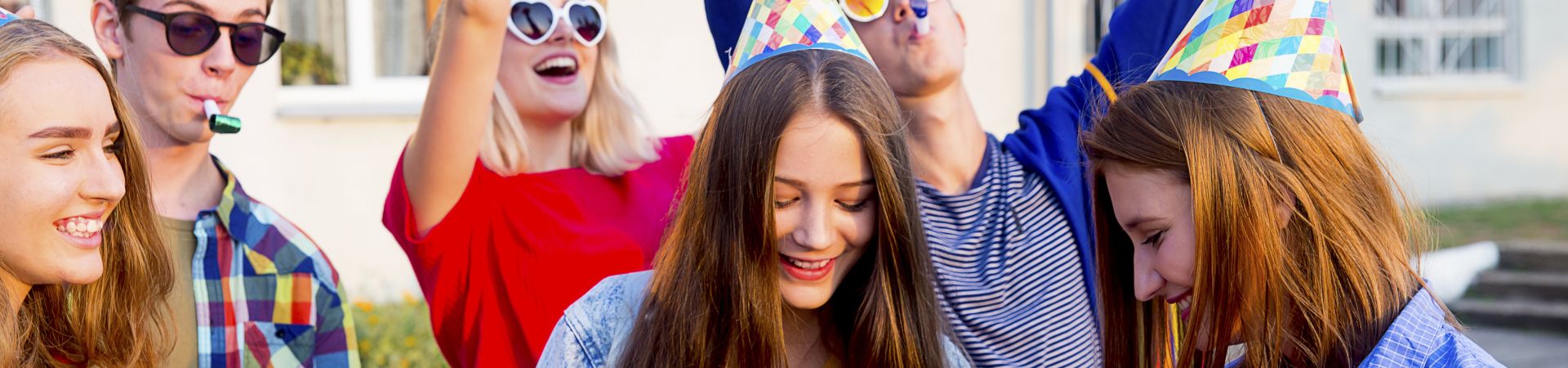 Gifts for teenagers: teenagers celebrating a birthday with friends and presents.