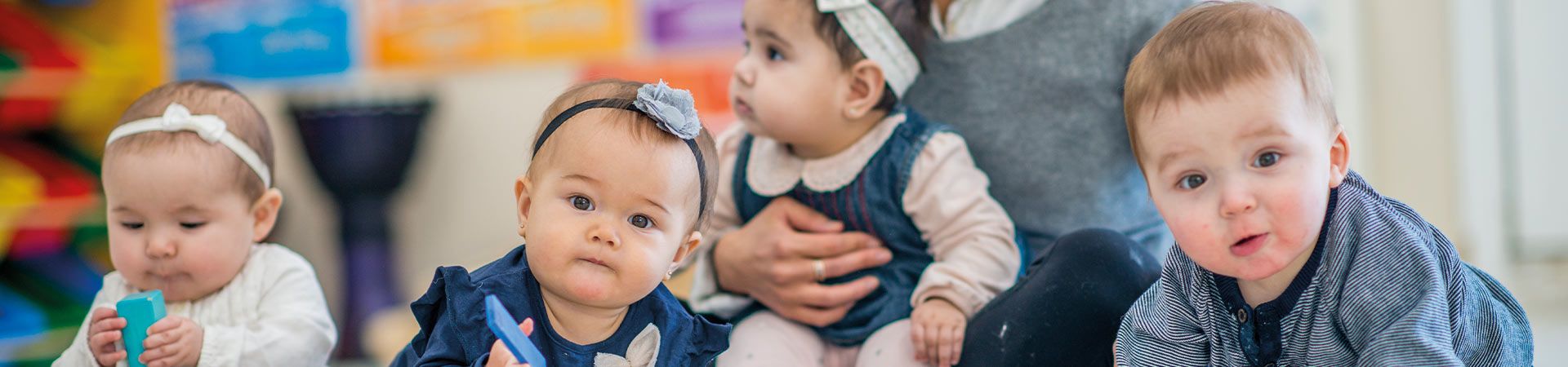 Primer ciclo de educación infantil: un grupo de niños pequeños juegan juntos con su maestra.