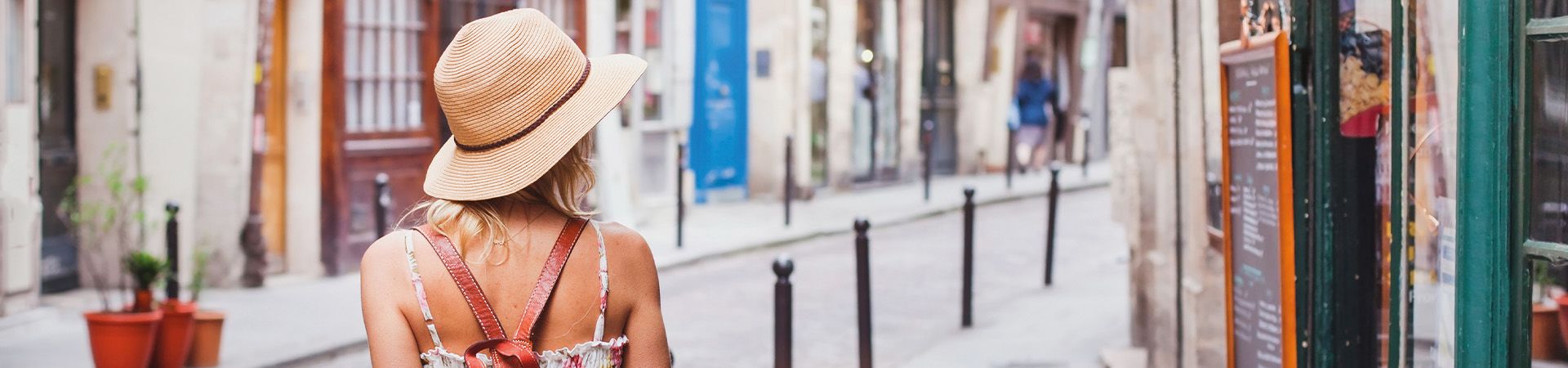 Urlaub zu Hause: Frau schlendert im Urlaub durch ihre Heimatstadt.